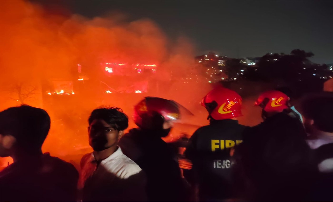 কড়াইল বস্তিতে অগ্নিকাণ্ড ক্ষতিগ্রস্ত পরিবারের মাঝে ১৯০০ প্যাকেট শুকনো খাবার বিতরণ