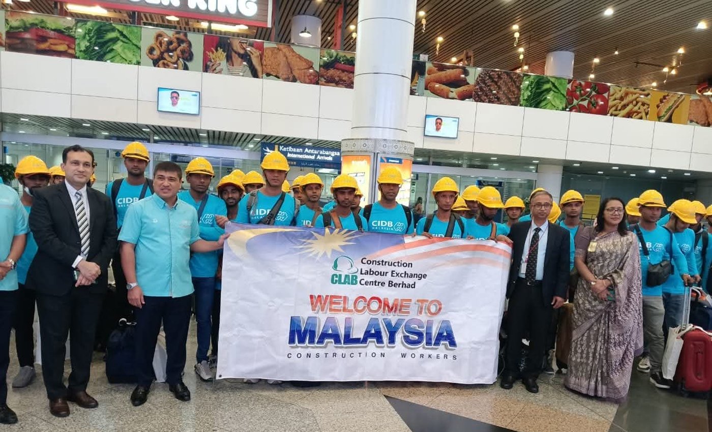 কলিং ভিসায় আটকে থাকা ৬০ কর্মী অবশেষে বাংলাদেশ বিমানে মালয়েশিয়ায় পৌঁছেছেন।