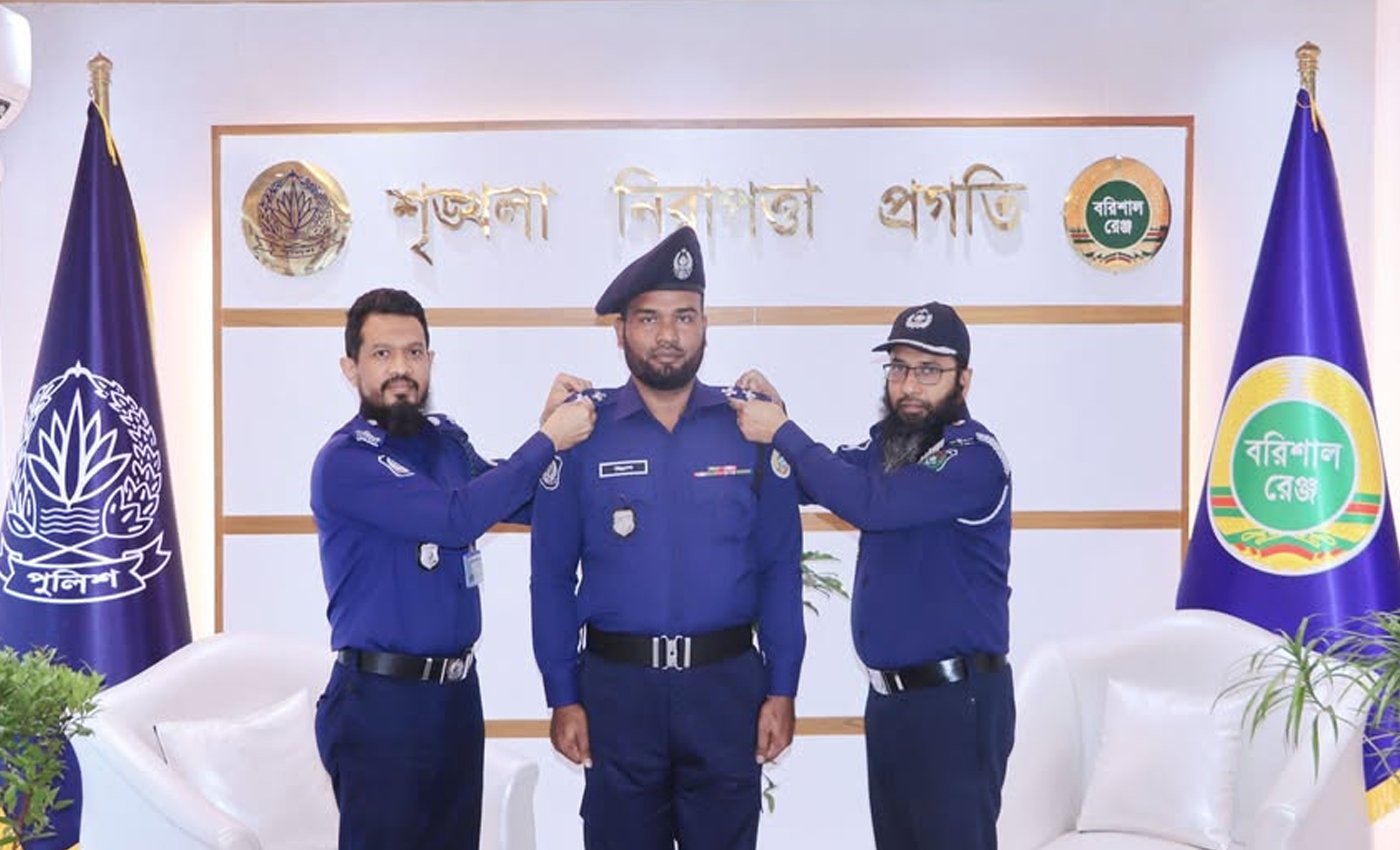 পিরোজপুরে পদোন্নতিপ্রাপ্ত এসআই মোঃ বিল্লালকে র‍্যাঙ্ক ব্যাজ পরালেন পুলিশ সুপার