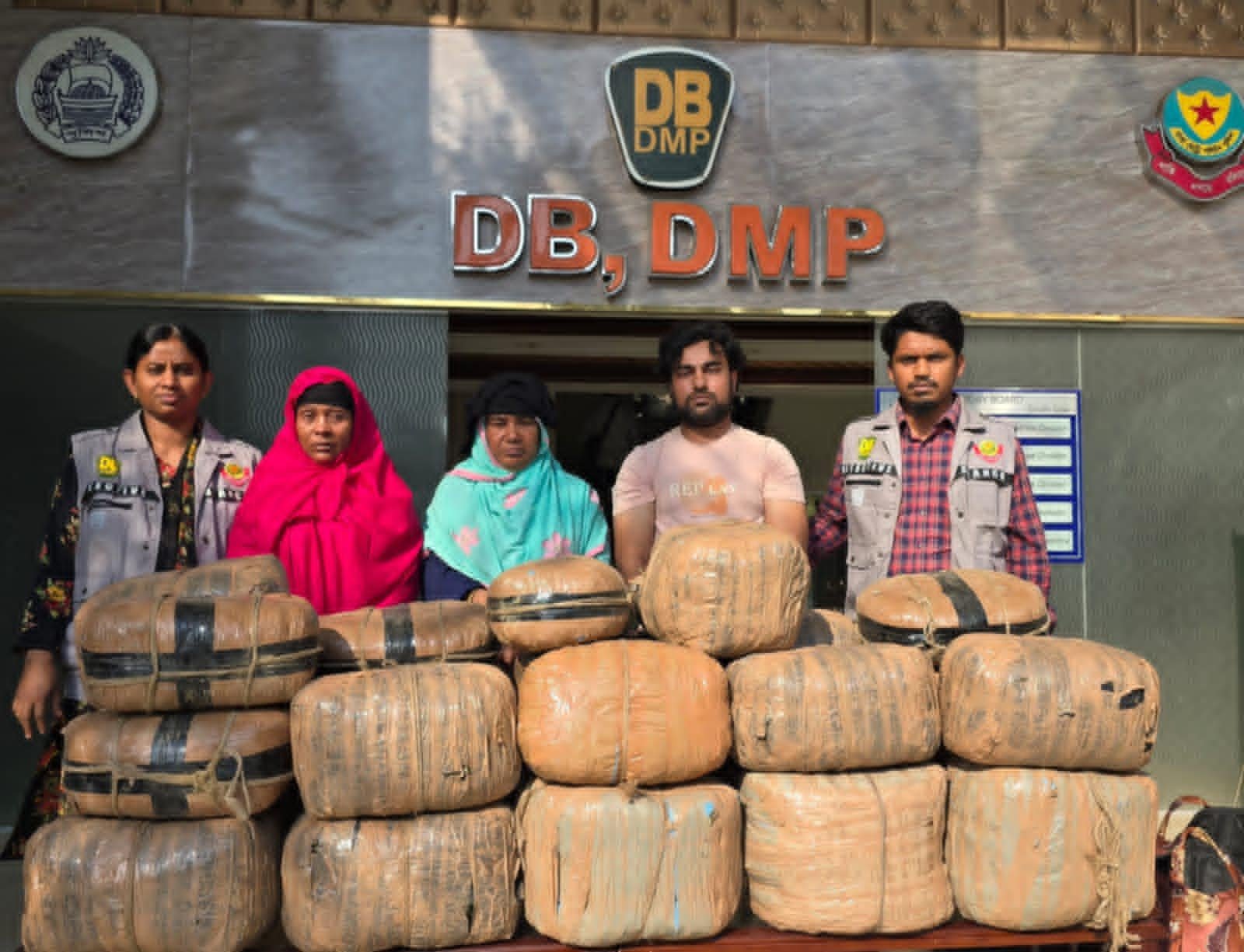 ৩১ লক্ষাধিক টাকা মূল্যের ১০৫ কেজি গাঁজা ও প্রাইভেটকারসহ তিন মাদক কারবারিকে গ্রেফতার করেছে ডিবি