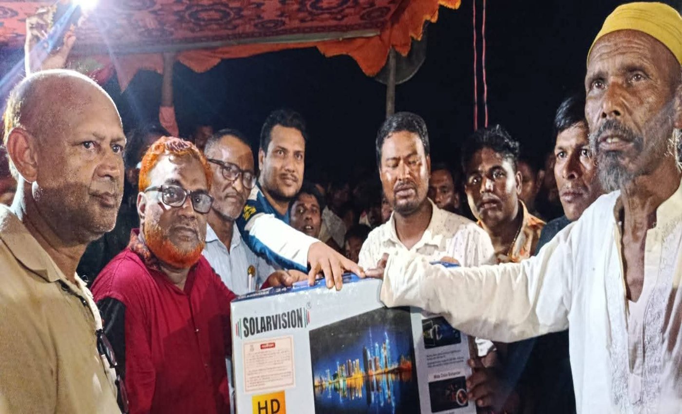 বকশীগঞ্জে ফাইনাল নৌকা বাইচ ও ৩১ দফা লিফলেট বিতরণ অনুষ্ঠিত