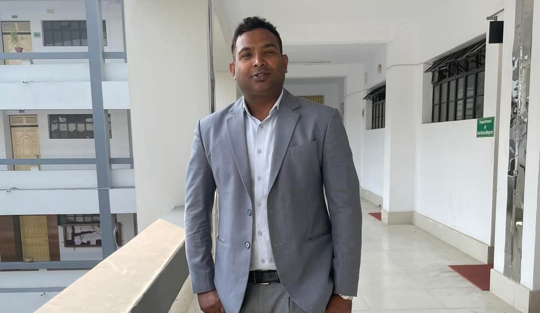 ইবিতে শিক্ষককে ক্যাম্পাস ছাড়তে বাধ্য করলেন শিক্ষার্থীরা