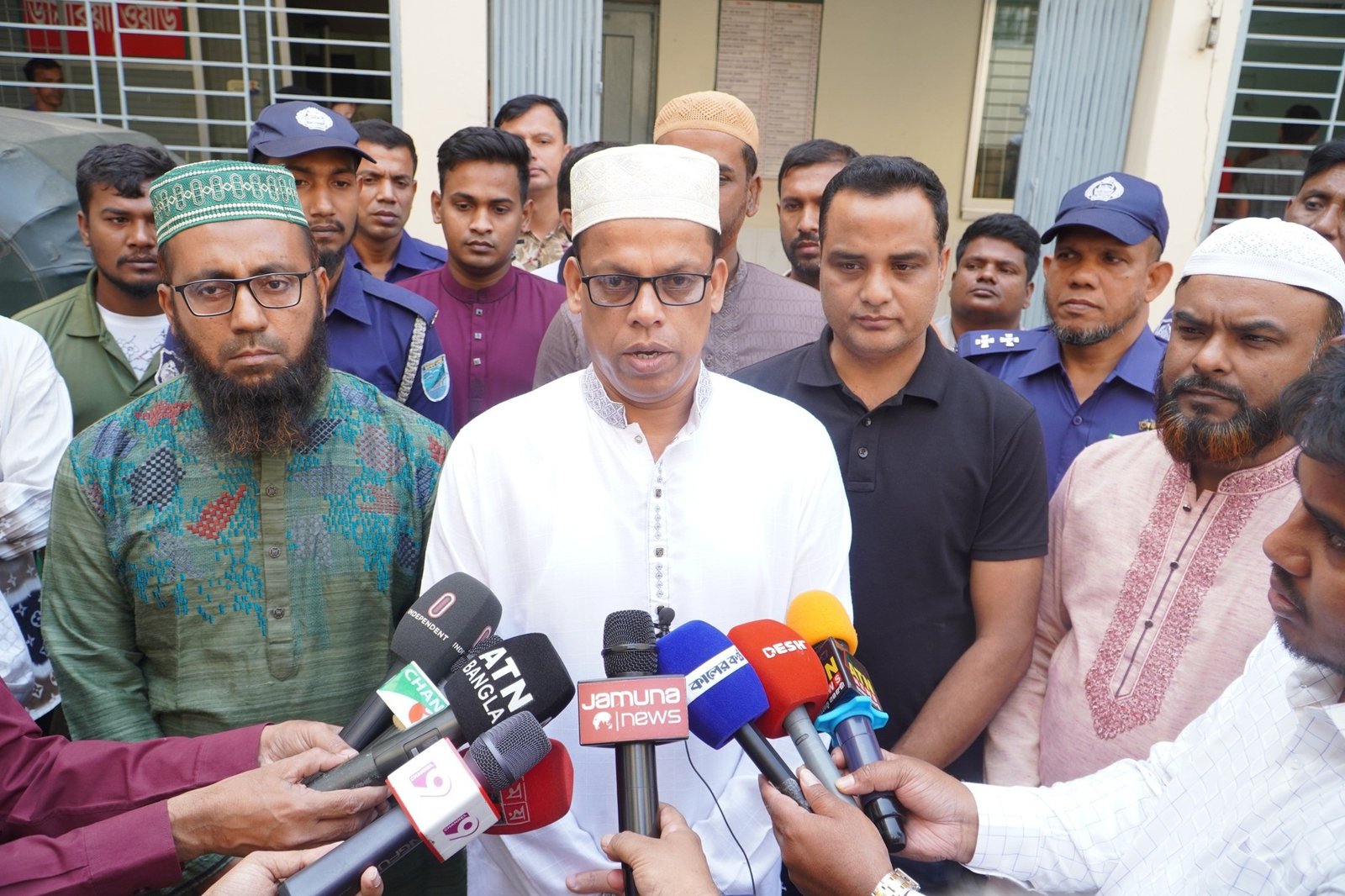 ভূমিকম্পে আহতদের পাশে পুলিশ সুপার নরসিংদী