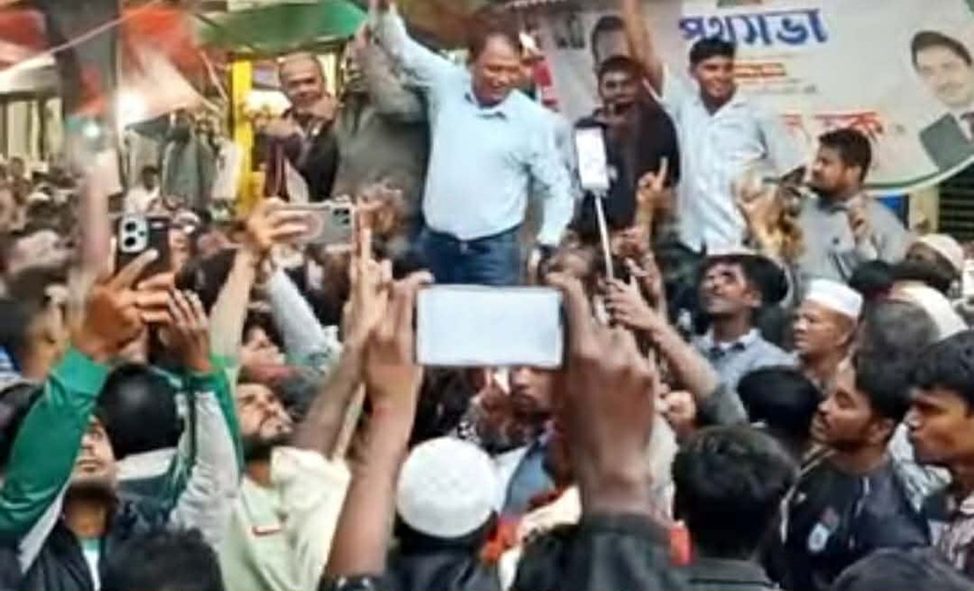 লাগারে লাগা ধান লাগা স্লোগানে স্লোগানে মুখরিত হয় বাদাঘাট বাজারে