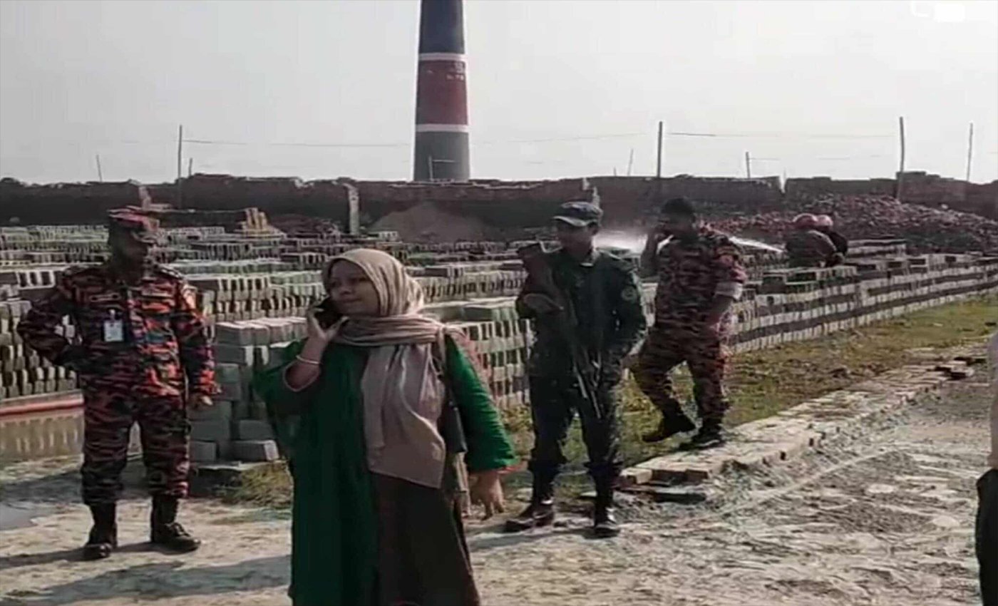 দুমকীতে প্রশাসনের অভিযানে অবৈধ ইটভাটা গুঁড়িয়ে দিলেন কর্মকর্তারা