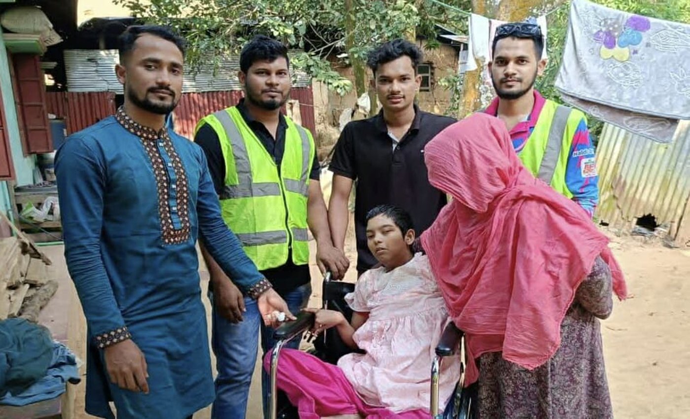 সাতকানিয়া–লোহাগাড়া মানবিক ফাউন্ডেশনের উদ্যোগে দু’জন প্রতিবন্ধীর মুখে হাসি