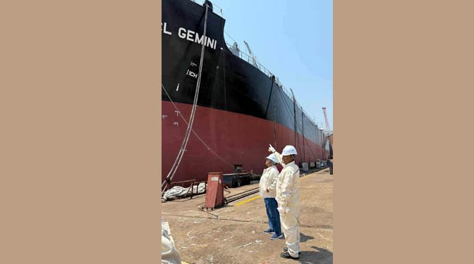 চীনে বাংলাদেশ শিপিং কর্পোরেশনের নির্মাণাধীন জাহাজ পরিদর্শন করলেন নৌপরিবহন উপদেষ্টা