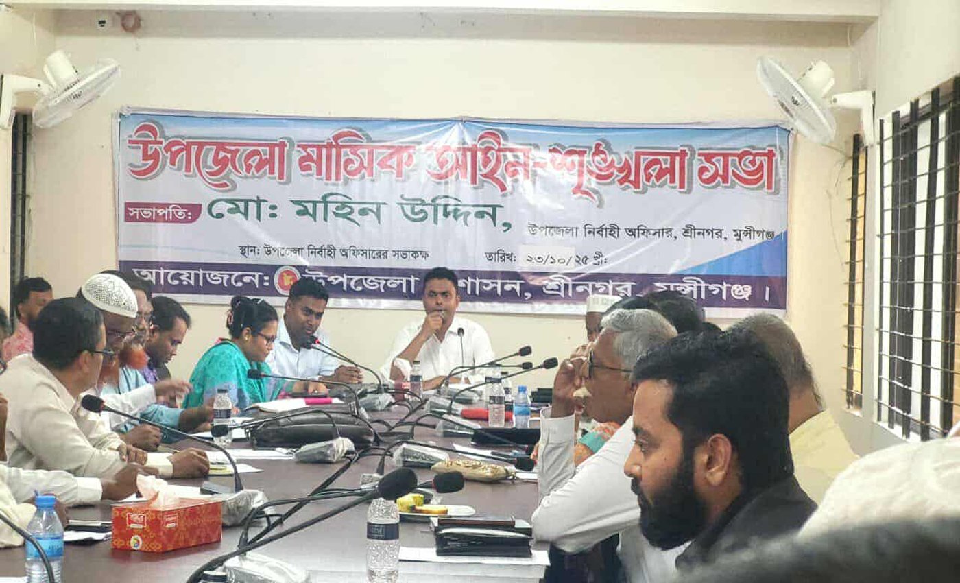 শ্রীনগরে রাস্তার পাশে পলিথিন ও আবর্জনা পোড়ানোর ফলে বায়ু দূষণ বাড়ছে