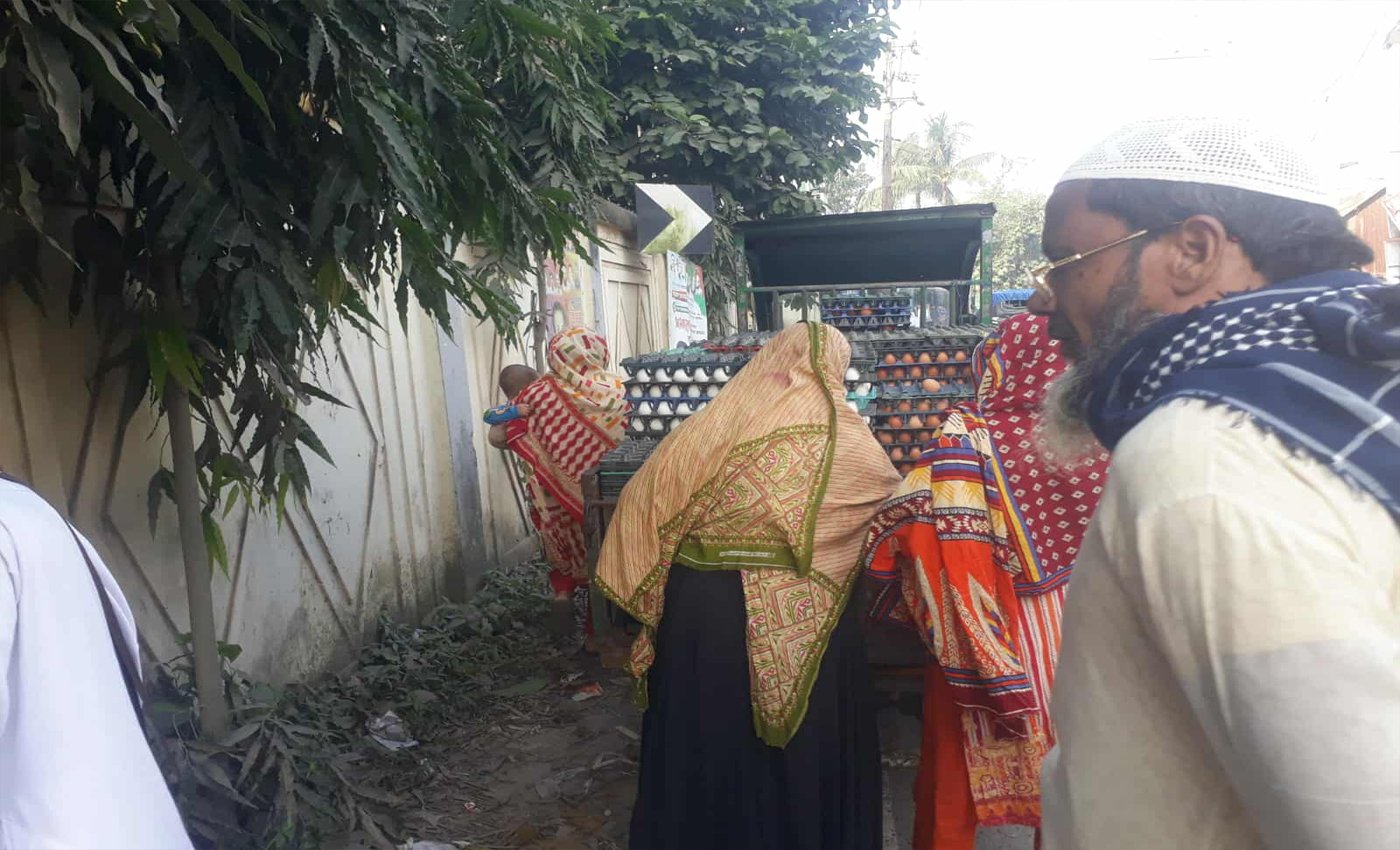 শ্রীনগরে ভাঙ্গা ডিম কিনতে মহিলা ক্রেতাদের  উপচে পড়া ভিড়