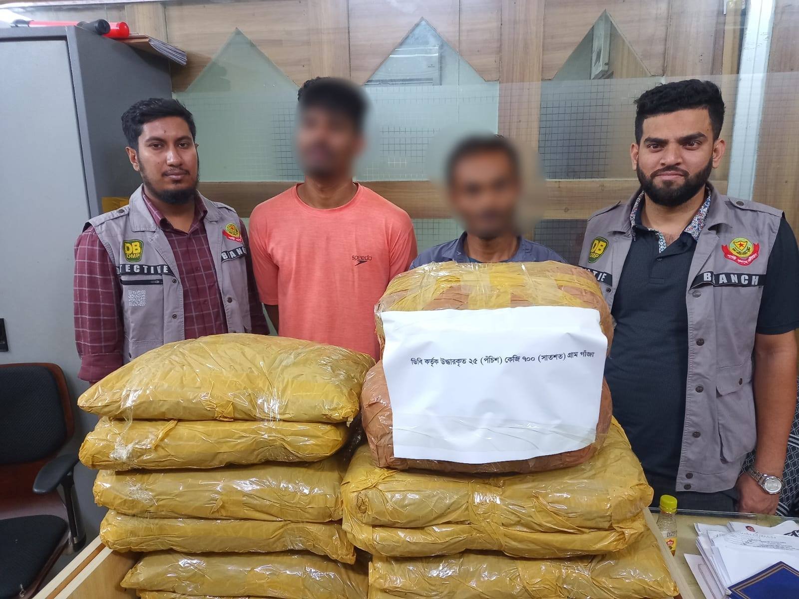 পৃথক অভিযানে প্রায় ২৬ কেজি গাঁজা, ৬০০ পিস ইয়াবা ও মাইক্রোবাসসহ তিন মাদক কারবারিকে গ্রেফতার করেছে ডিবি