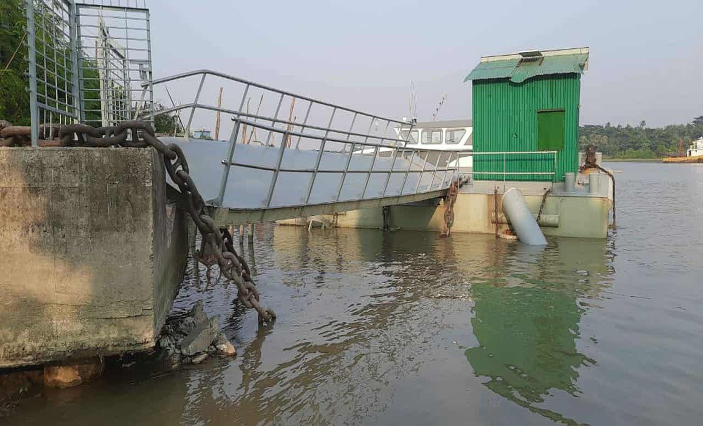বাগেরহাটে উদ্বোধনের আগেই জাহাজের ধাক্কায় ক্ষতিগ্রস্ত মৎস্য অধিদপ্তরের পন্টুন ও স্পিডবোট