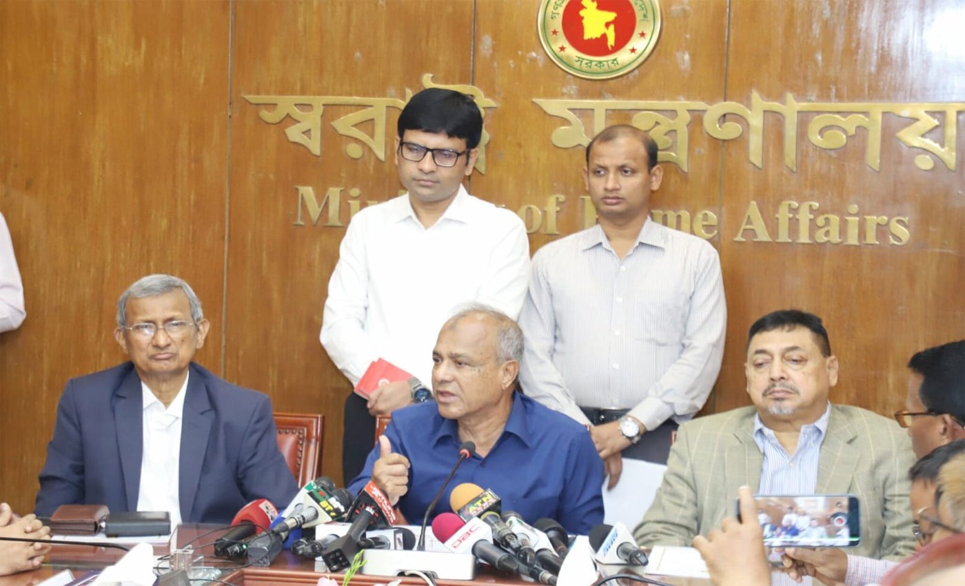 ঢাকার বাসযোগ্যতা ও নিরাপত্তা: নগর পরিকল্পনা ও আইনশৃঙ্খলা বিষয়ে উপদেষ্টাদের নির্দেশনা