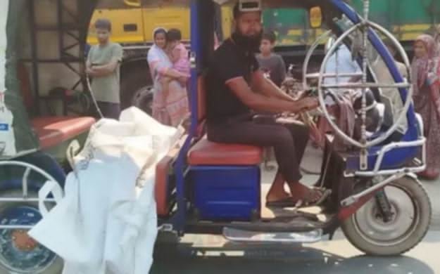 নওগাঁয় ট্রাকচাপায় প্রাণ গেলো স্বামী-স্ত্রীর